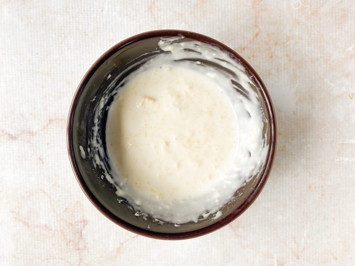 No mesmo recipiente, agora os ingredientes estão misturados.