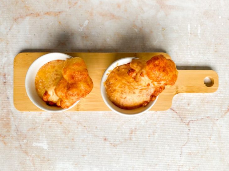 Os dois pães de queijo prontos.