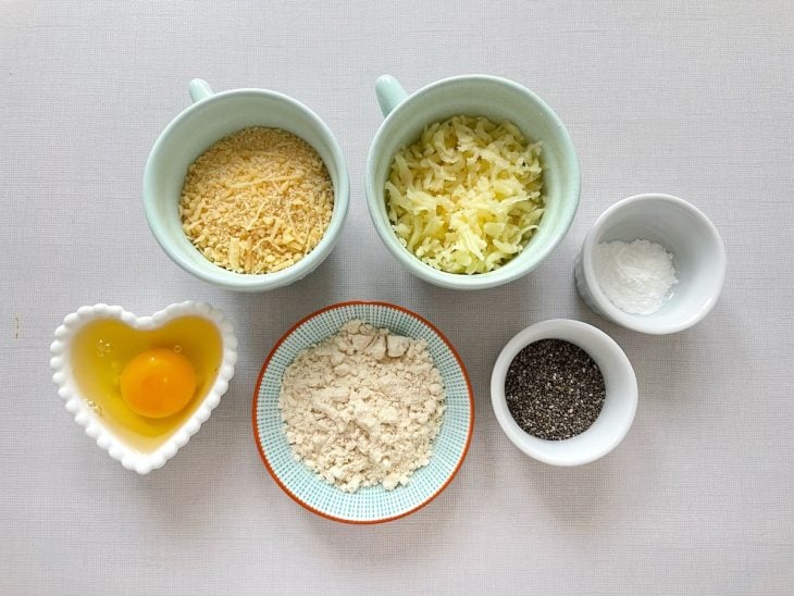 Ingredientes organizados na bancada com queijos já ralados.