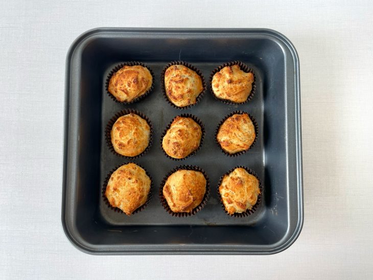 Pãezinhos assando no forno até ficarem dourados.