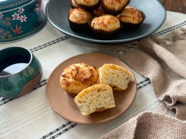 Pães de queijo low carb prontos e servidos.