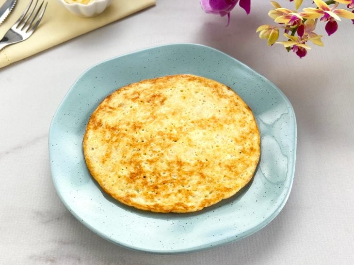 Um prato contendo pão de queijo low carb de frigideira.