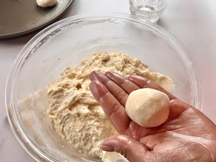 Uma bolinha de massa de pão de queijo.