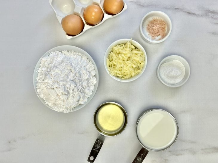 Uma bancada com os ingredientes separados.