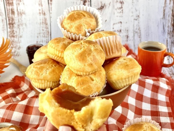 Um recipiente contendo pão de queijo no liquidificador.