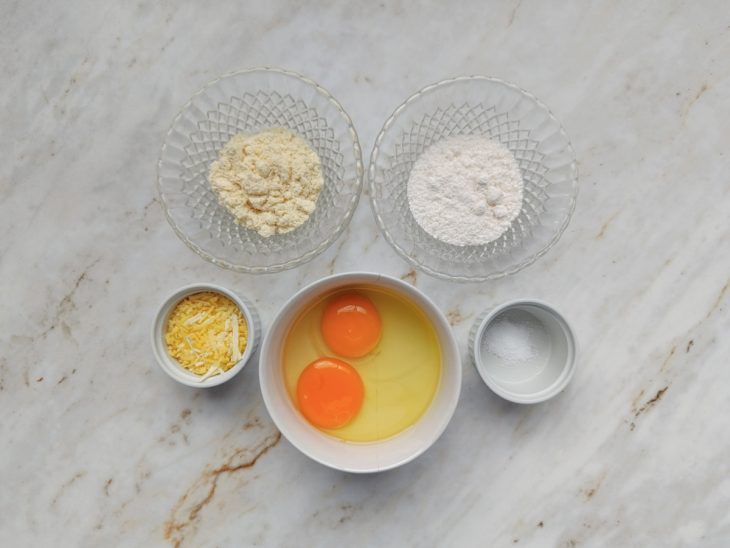 Ingredientes reunidos na bancada.