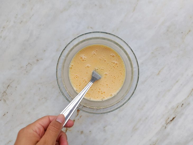 Numa tigela, os ovos e a tapioca misturados.