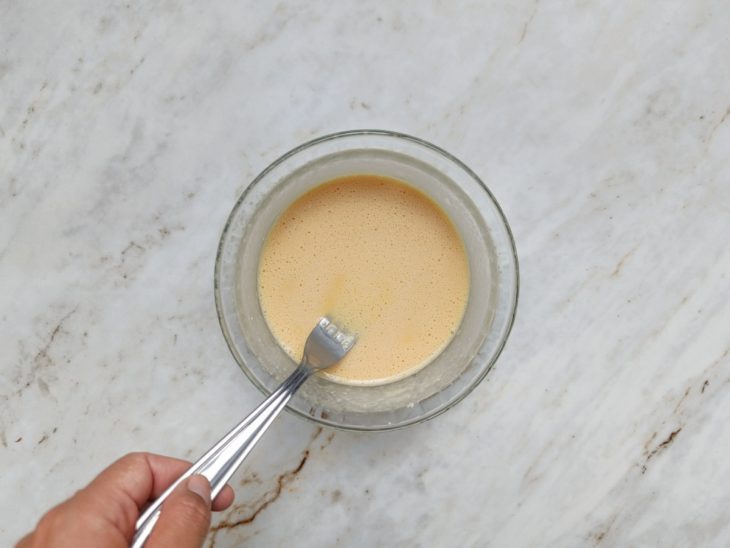 Whey incorporado na mistura da tigela.