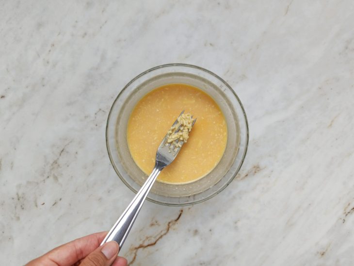 Parmesão misturado na massa.