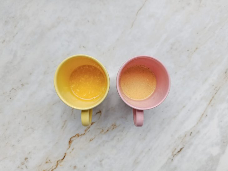 Massa transferida para duas canecas.