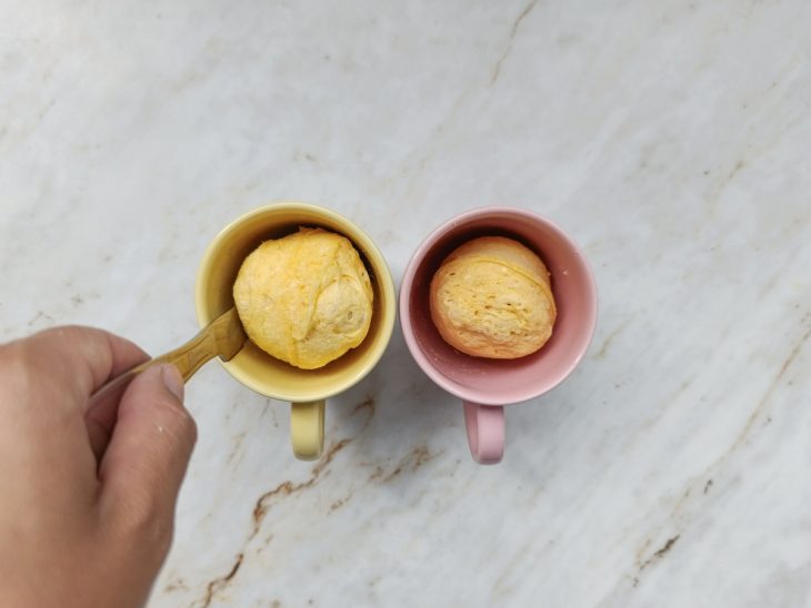 Faca desenformando os pães.