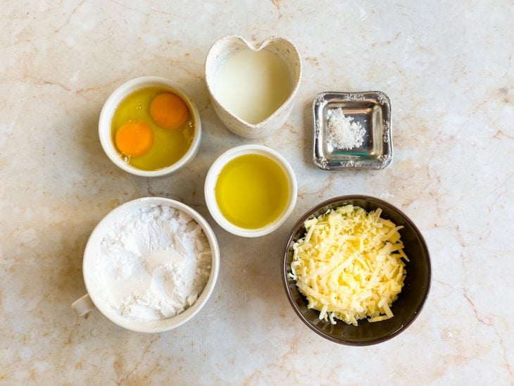 ingredientes reunidos para fazer pão de queijo rápido