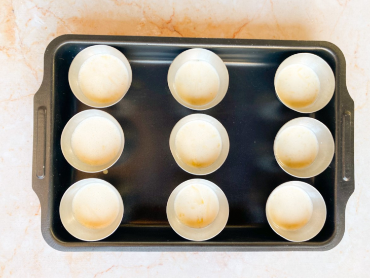 massa de pão de queijo nas forminhas de cupcake