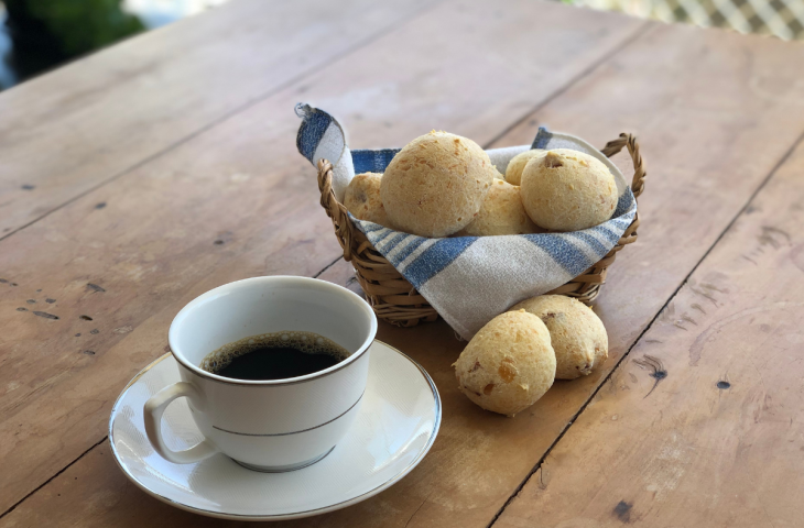Pão de queijo recheado com calabresa