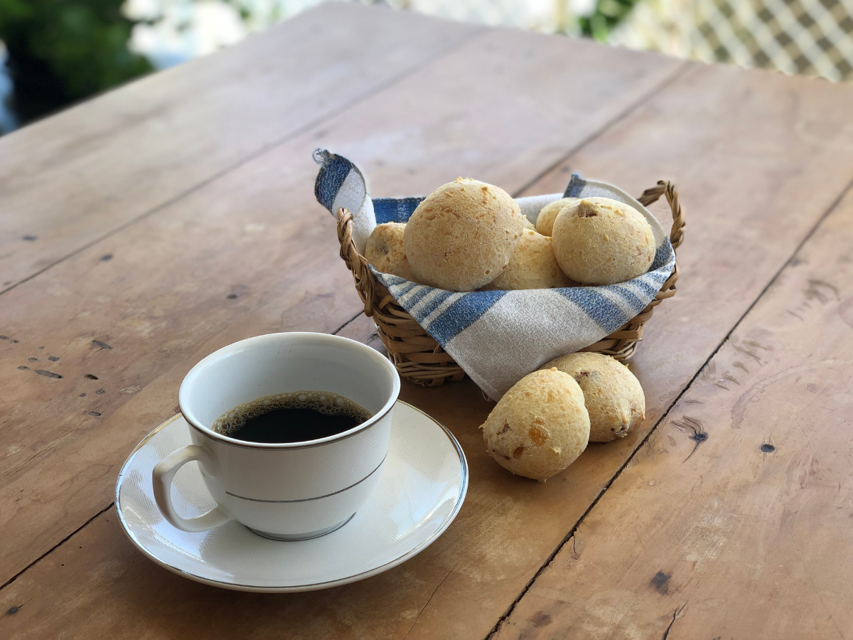 Pão de queijo recheado com calabresa