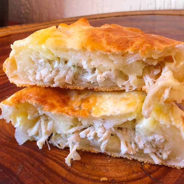 Pão de queijo recheado com frango