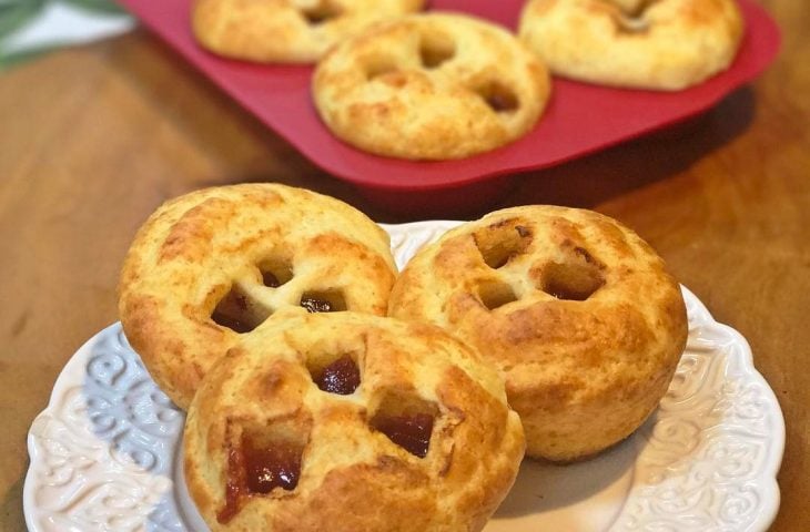 Pão de queijo recheado com goiabada