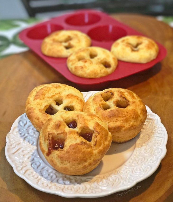 Pão de queijo recheado com goiabada