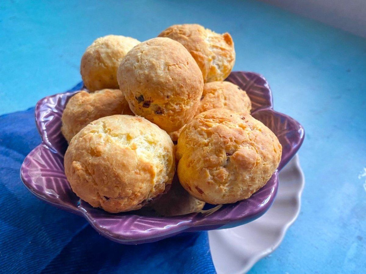 Pão de queijo recheado na airfryer