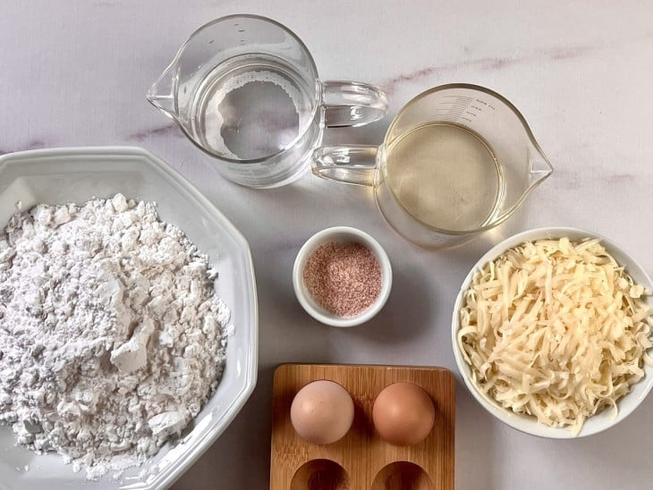 Ingredientes do pão de queijo sem lactose reunidos na bancada.