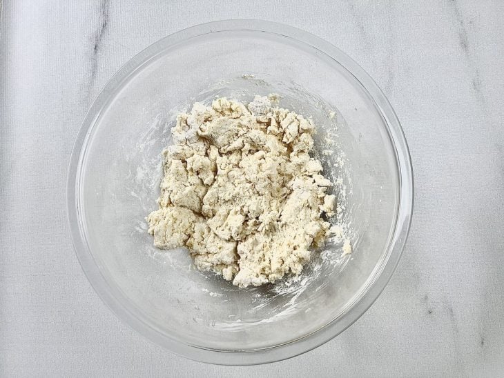 Ingredientes da massa do pão de queijo misturados em uma tigela.