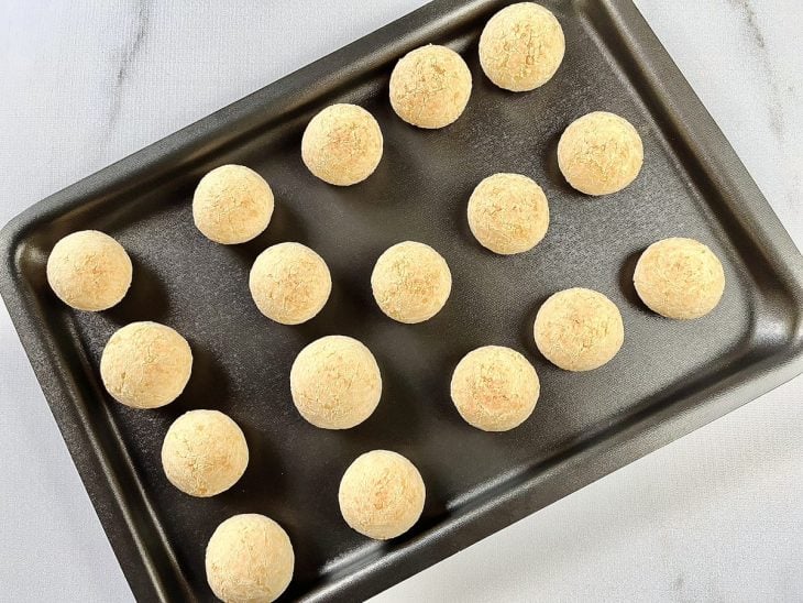 Pães de queijo após assarem.