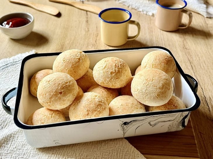 Uma assadeira com pão de queijo sem ovo.