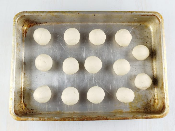 Pão de queijo vegano dispostos na forma.