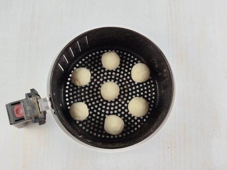 Pão de queijo vegano disposto na air fryer.