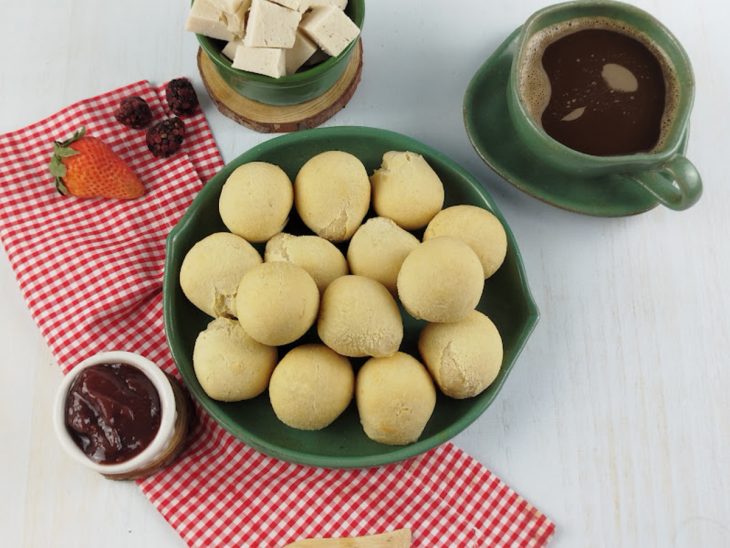 Pão de queijo vegano na air fryer servido.
