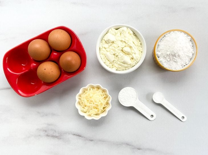 Ingredientes para o pão de tapioca rápido.