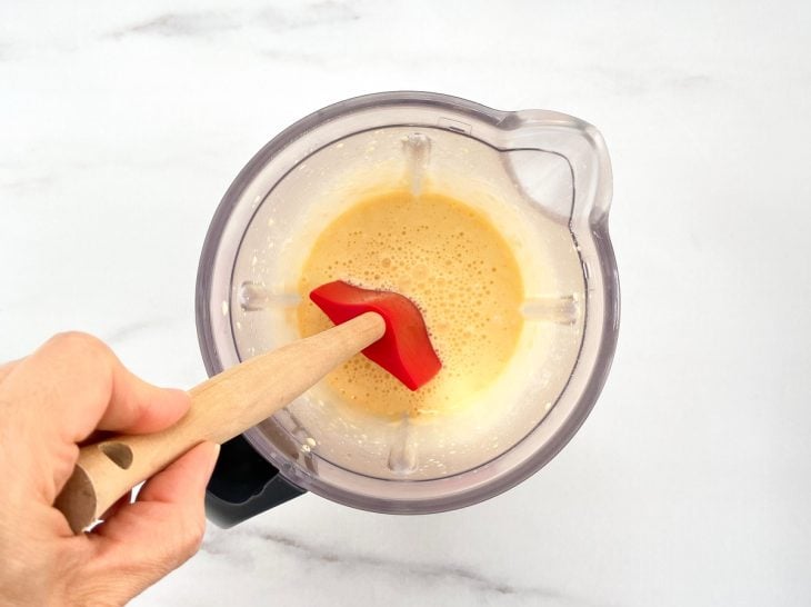 Fermento adicionado ao liquidificador e incorporado com uma espátula.