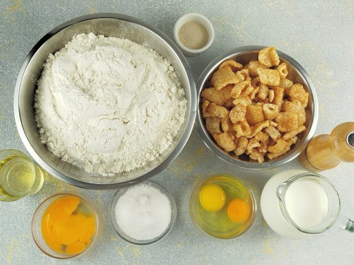 Ingredientes organizados sobre a bancada.