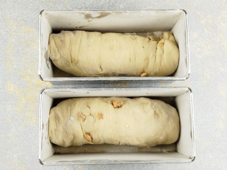 Pães modelados nas formas retangulares.