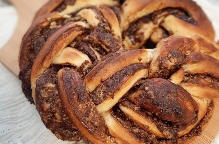 Pão doce com creme de avelã e paçoca
