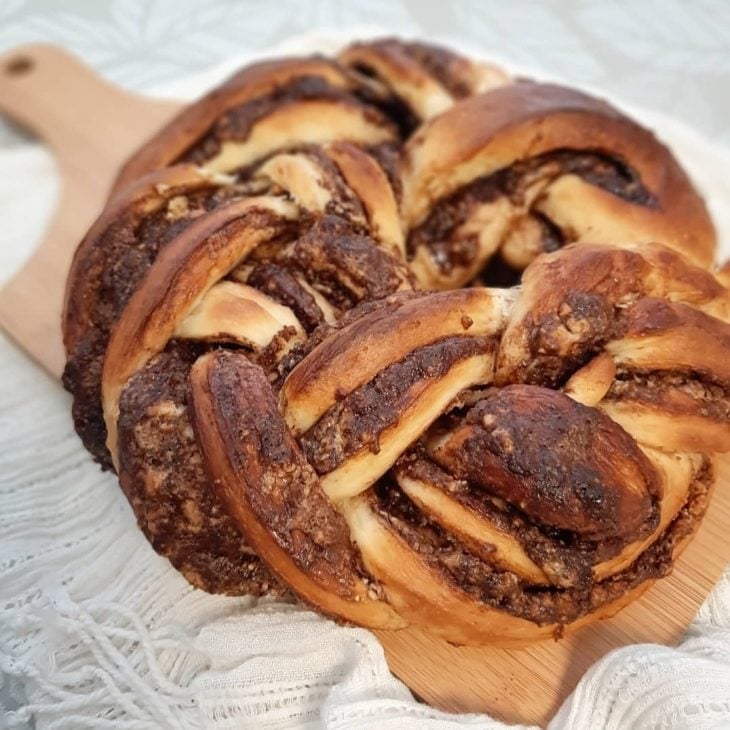 Pão doce com creme de avelã e paçoca