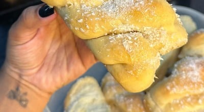 Pão doce com leite condensado e coco