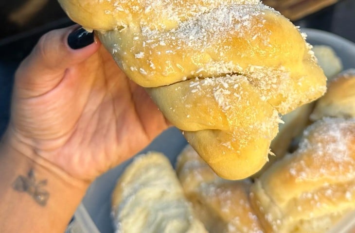 Pão doce com leite condensado e coco