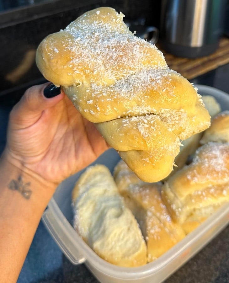 Pão doce com leite condensado e coco