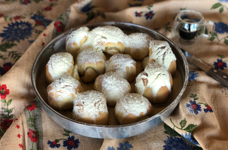 Pão doce de coco com leite condensado