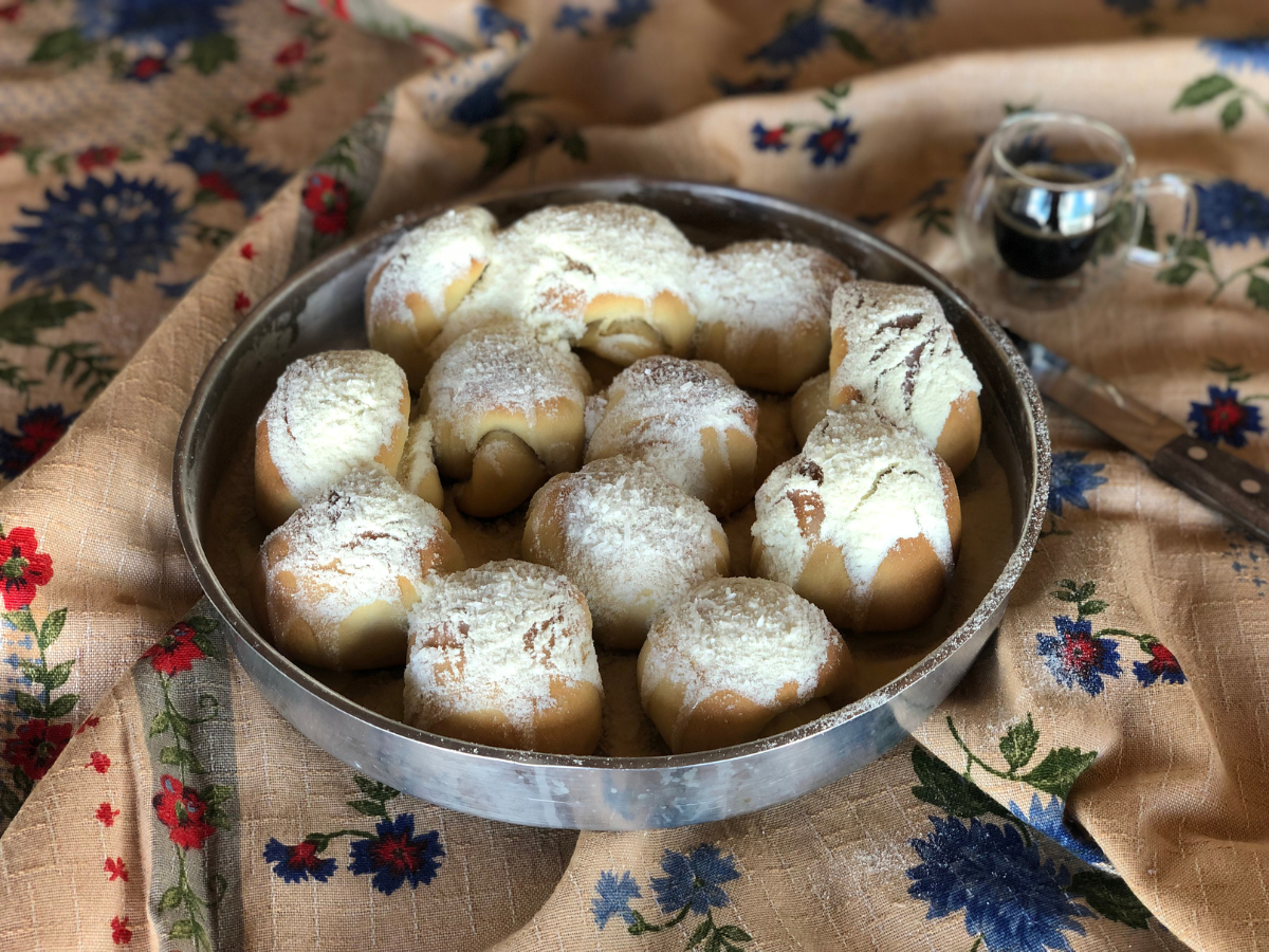 Pão doce de coco com leite condensado