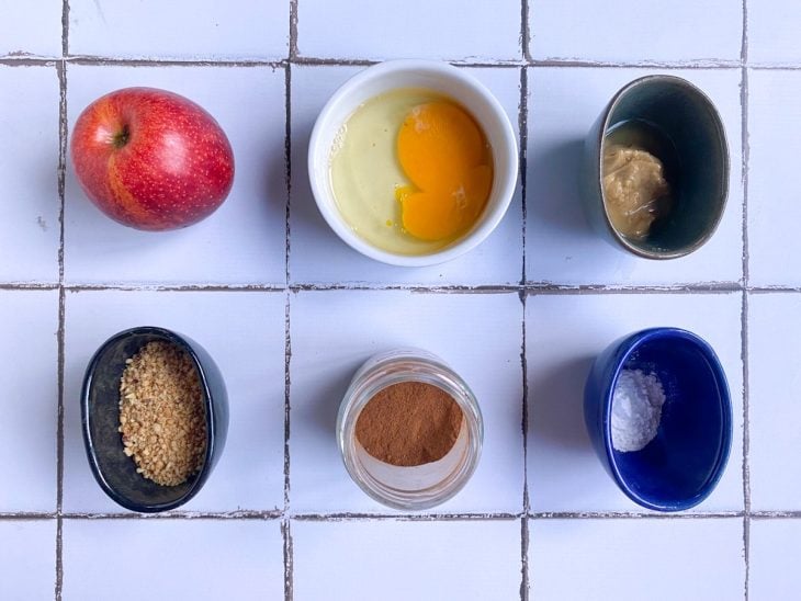 Uma bancada com os ingredientes separados.
