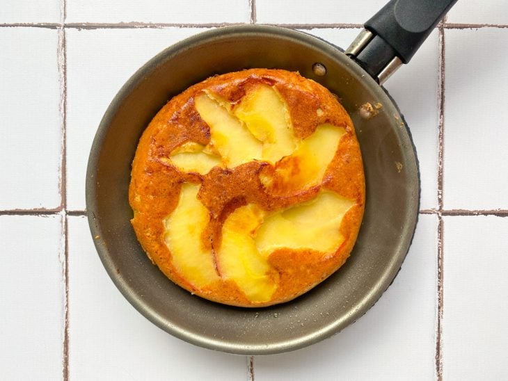 Uma frigideira contendo pão doce low carb de frigideira.