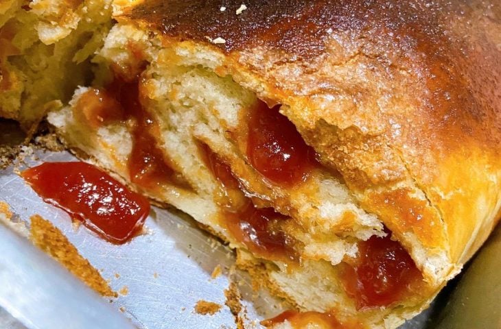 Pão doce recheado com goiabada