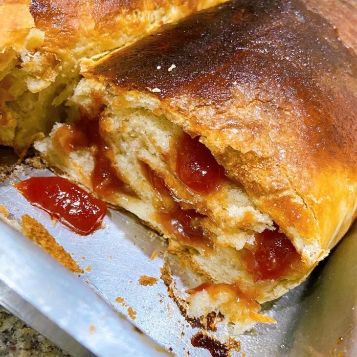 Pão doce recheado com goiabada