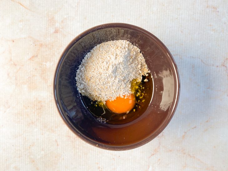 Na tigela, a farinha, o azeite e o ovo adicionados com o sal.