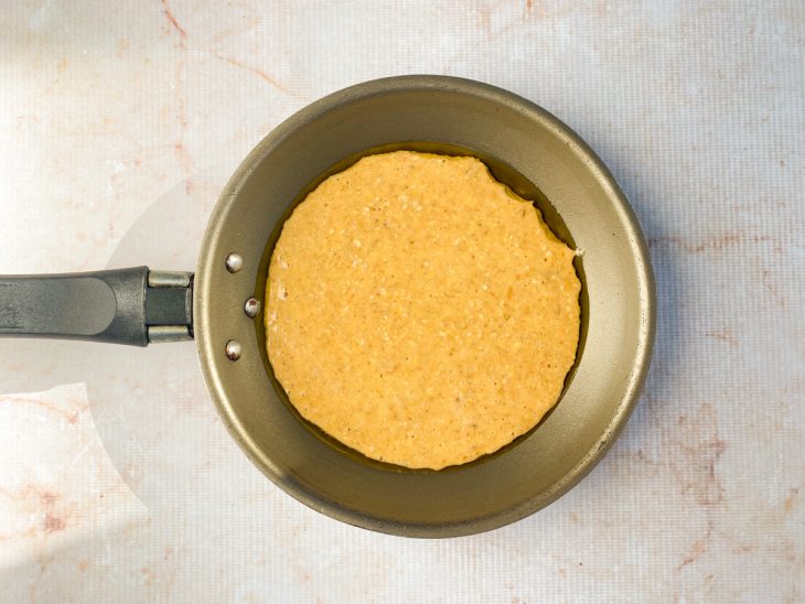 Na frigideira, a massa distribuída.