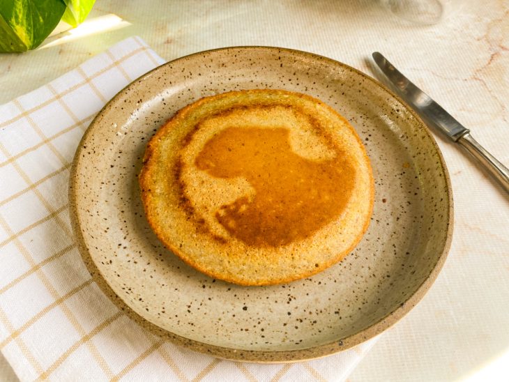 Pão fit pronto, servido em prato.