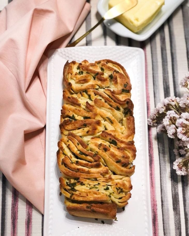 Pão folhado de manteiga e alho