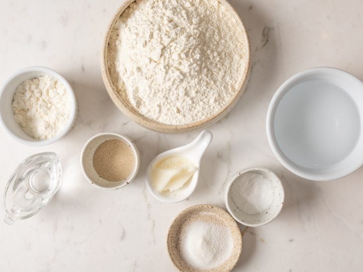 Ingredientes para a receita de pão francês.